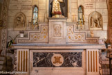 <center>Eglise Saint-Pierre</center>Le bas-côté droit. Chapelle Notre-Dame-des-Grâces (XVIe-XIXe siècle). Retable en marbre blanc, sculpté de deux médaillons, représentant l'Annonciation et la Visitation.